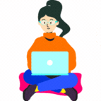 Mujer concentrada escribiendo un blog en su portátil.